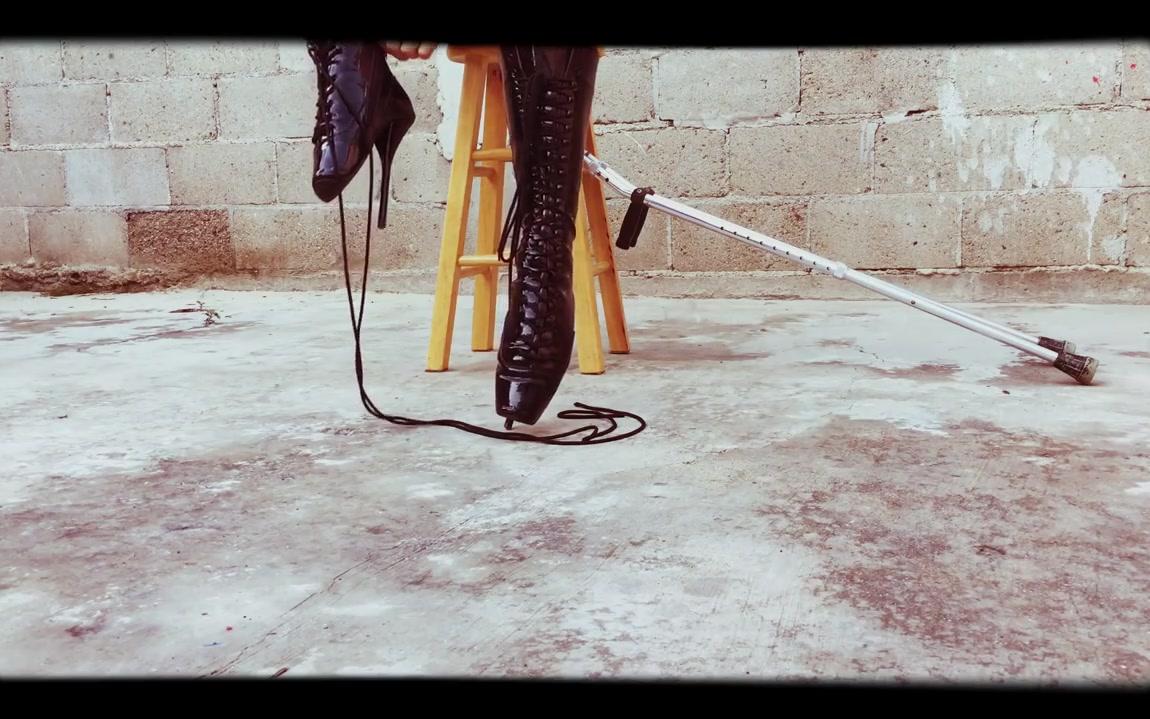 男生在院子里芭蕾高跟鞋boysinheels