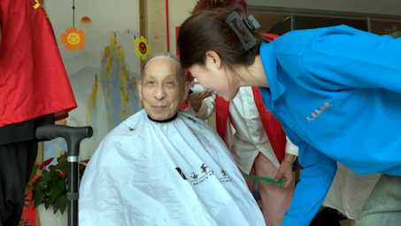 关爱老人从我们开始,上海托尼盖美发学校帮助技师,助理,零基础升发型