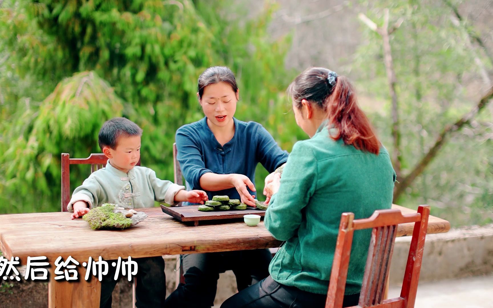 [图]春风拂万物，艾草尽青青。一口青团一口春，莫负春日莫负青。