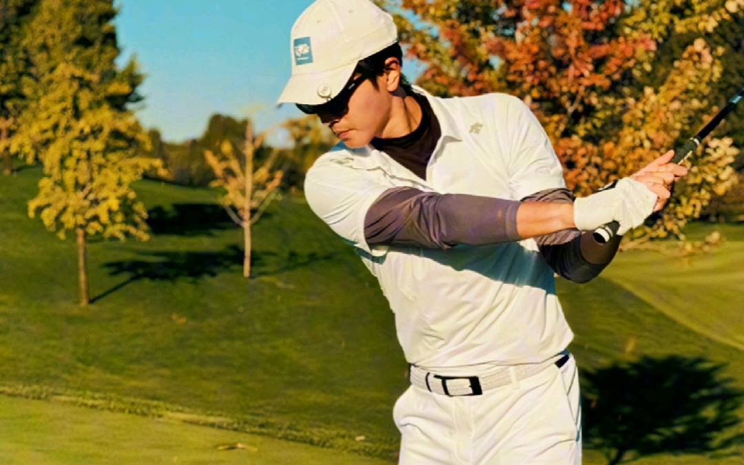 【彭冠英&高尔夫】7715阳光,高尔夫,白色球衫与大哥真的好配啊!