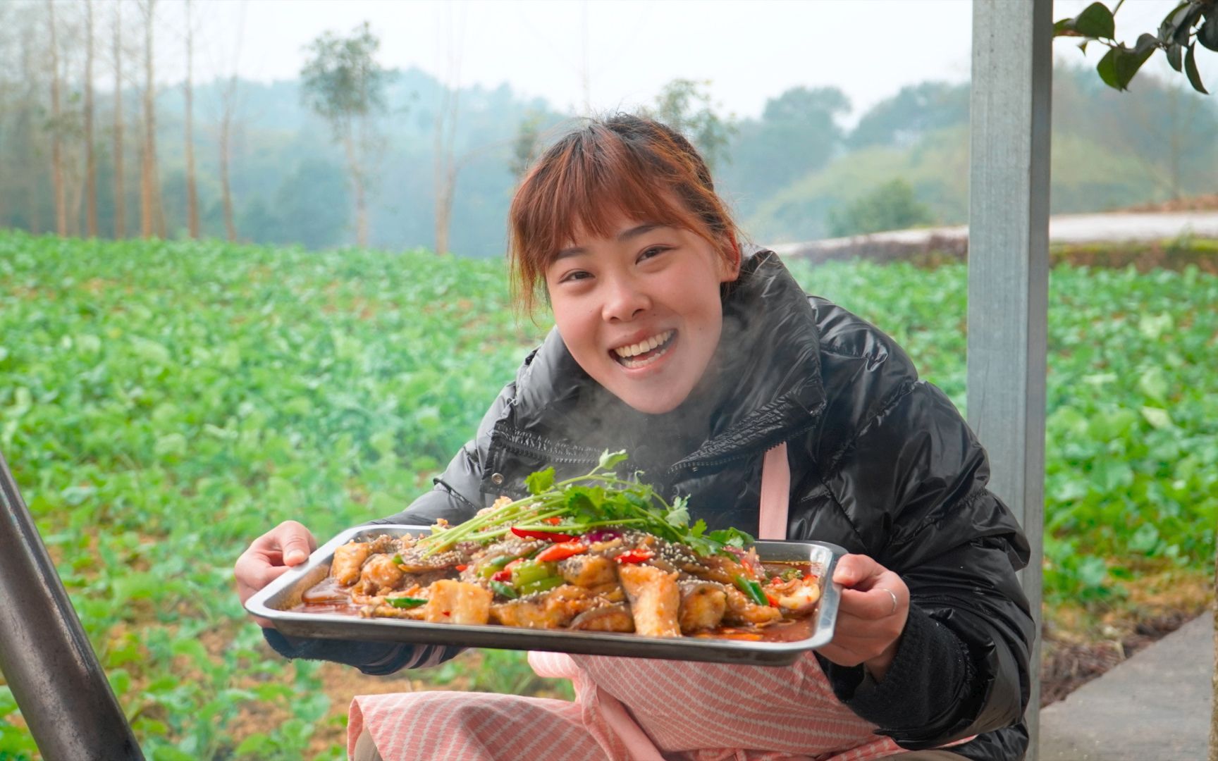 秋妹今天吃双椒鱼,鲜香可口辣味十足,围着火炉边烤边吃真暖和