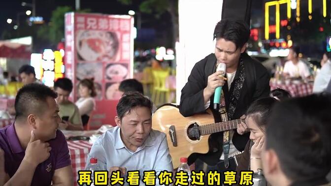 大排档歌手卖唱点歌你是我的格桑花唱好了给介绍女朋友你是我的格