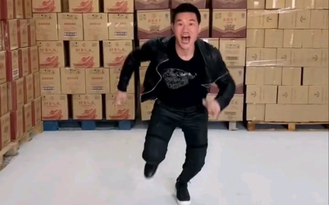 听闻潘子直播卖酒出现小故障嘎子哥义不容辞前来帮忙