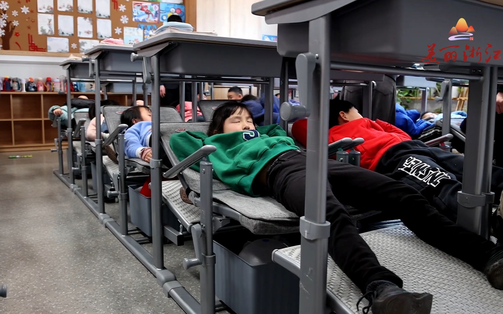 杭州这所学校实现躺着睡校园午休神器上线