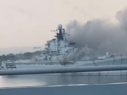 燃烧的明斯克号航母(冒烟中)