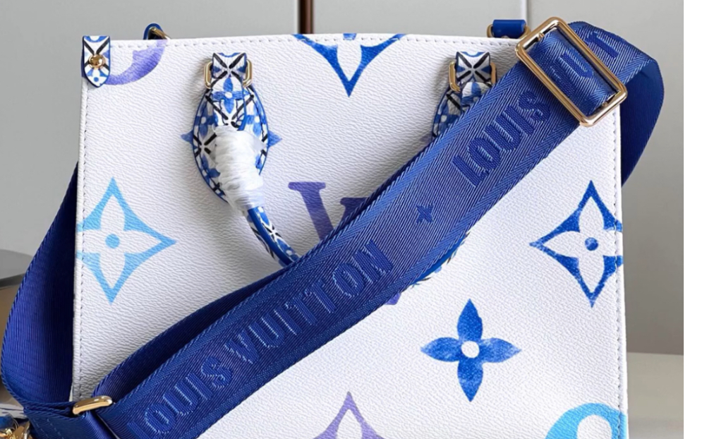 推荐高仿lv路易威登m22976蓝 本款 onthego 小号手袋为帆布铺陈淡雅