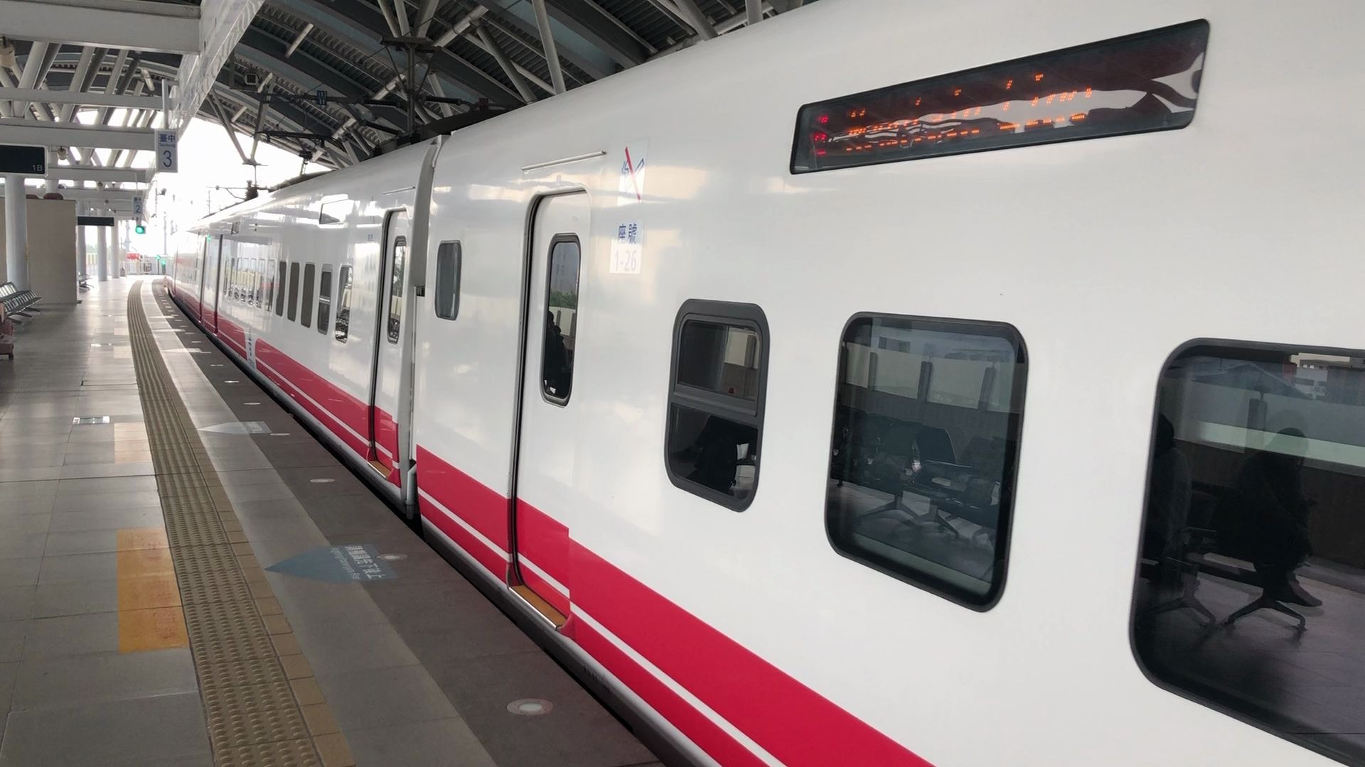 台湾铁路temu2000普悠玛号自强号台中站出站emu700区间车进站