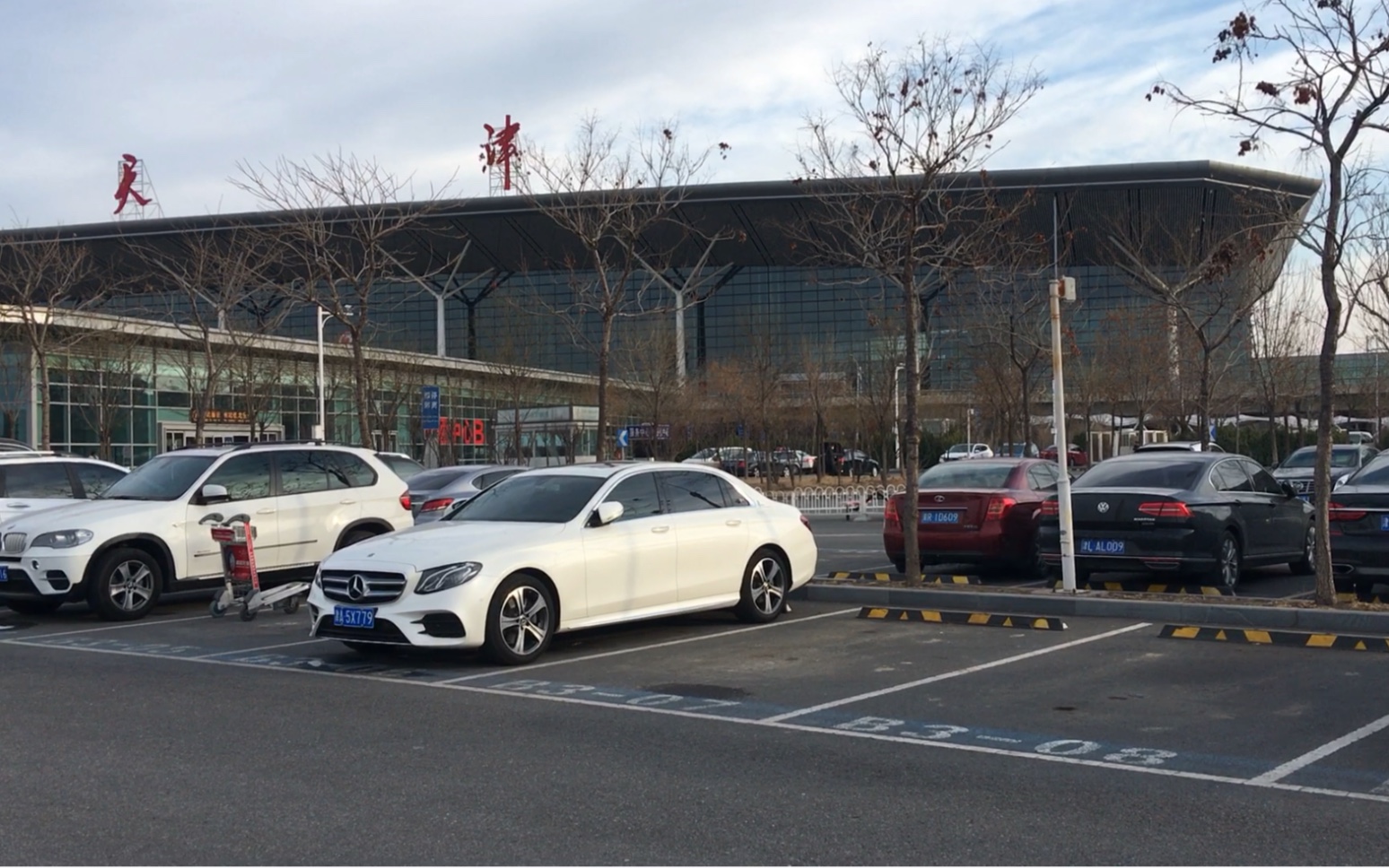 02.08天津,机场停车场