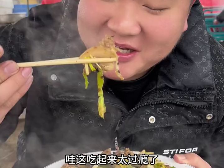 山东大集户外炒菜摊 15元买了半斤猪头肉加工一下,配上瓜干酒太爽了