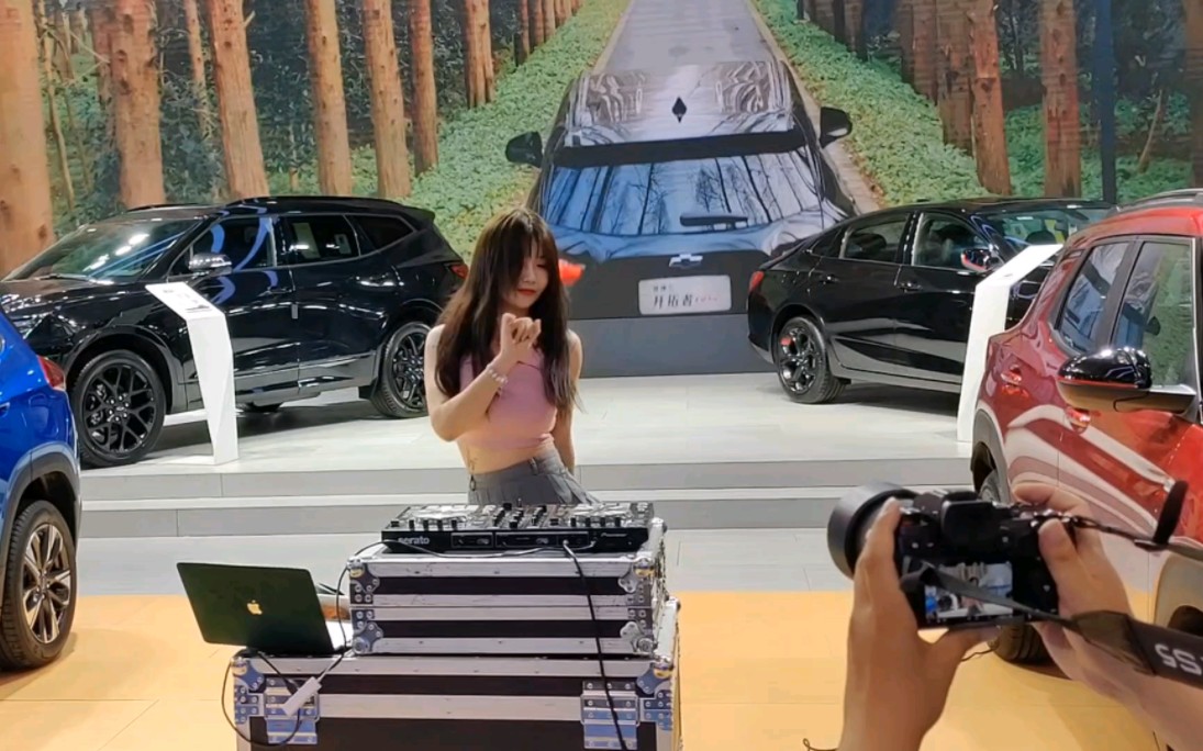 苏州车展现场美女dj表演舞姿妩媚妖娆太迷人