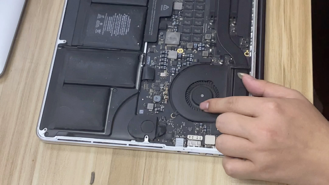 如何自己动手给苹果笔记本清理灰尘和换散热硅胶_哔哩哔哩_bilibili