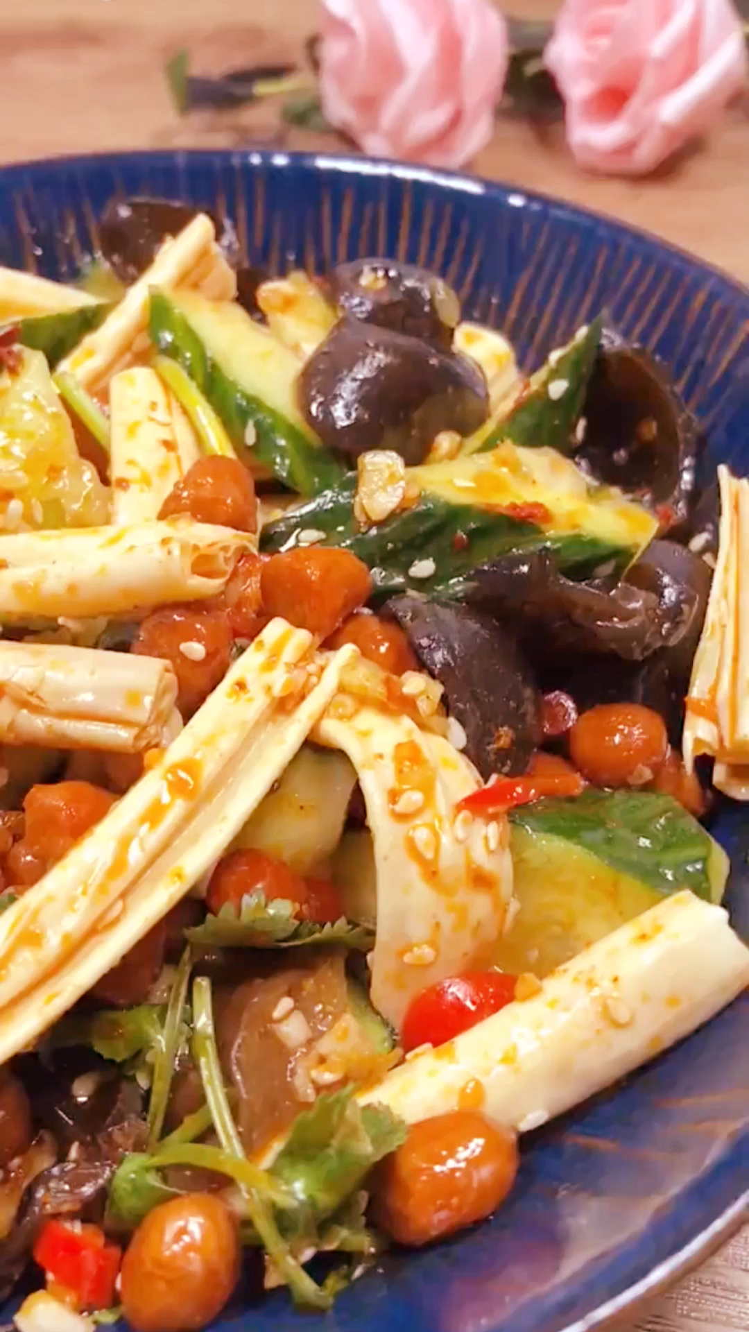 大杂烩凉拌菜腐竹木耳黄瓜花生米味道堪比紫燕百味鸡