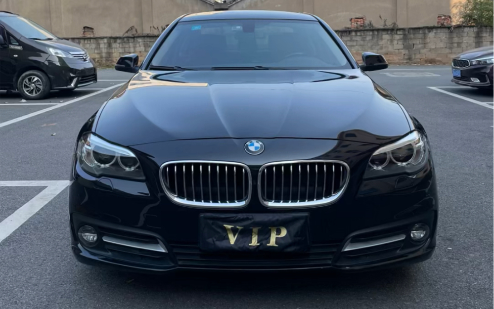 刚拿下17年上牌宝马520li 个人一手车 10万公里,车况不错,发变无敌