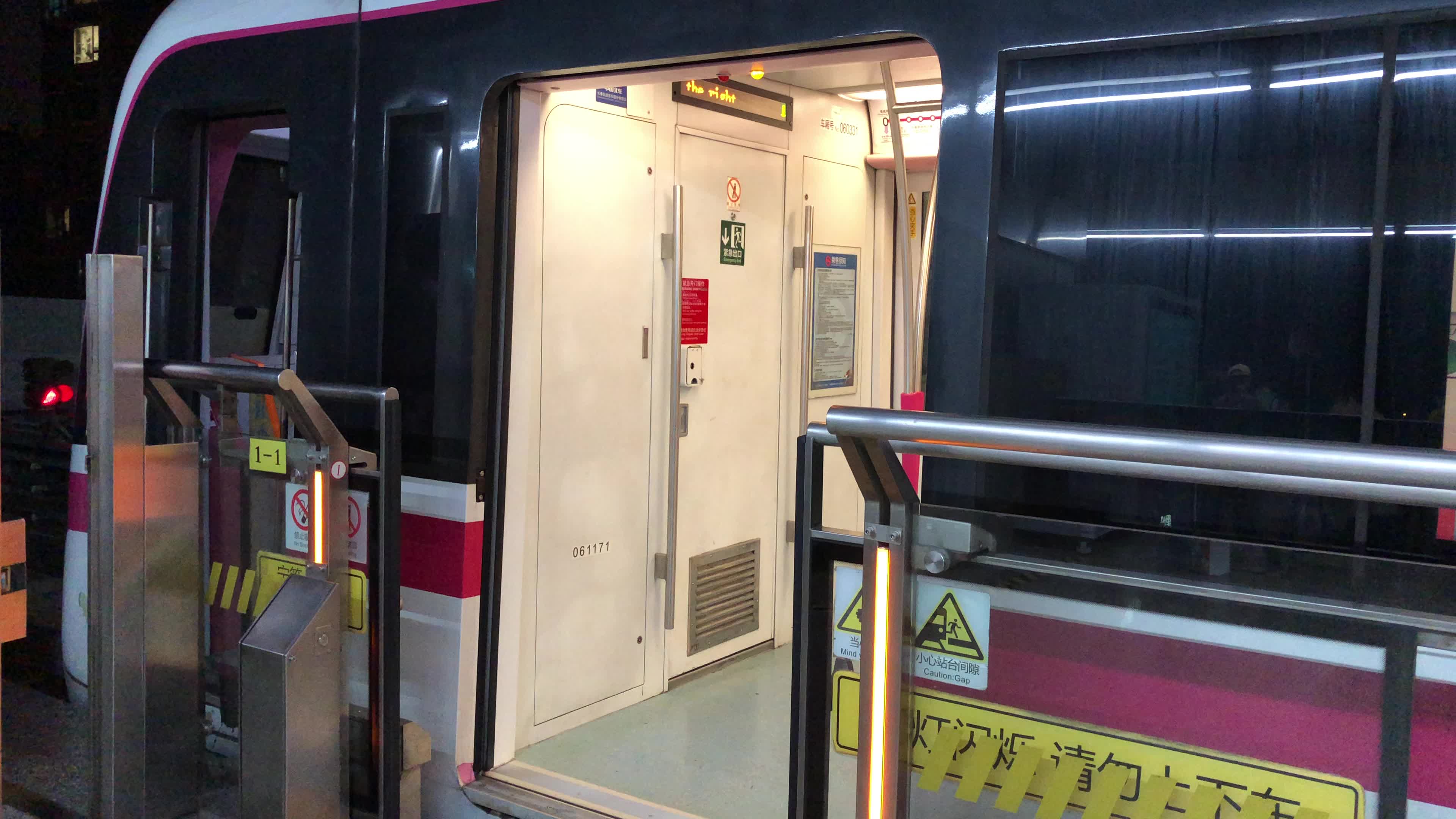 0633号车06c02型电动客车巨峰路往高青路方向出站