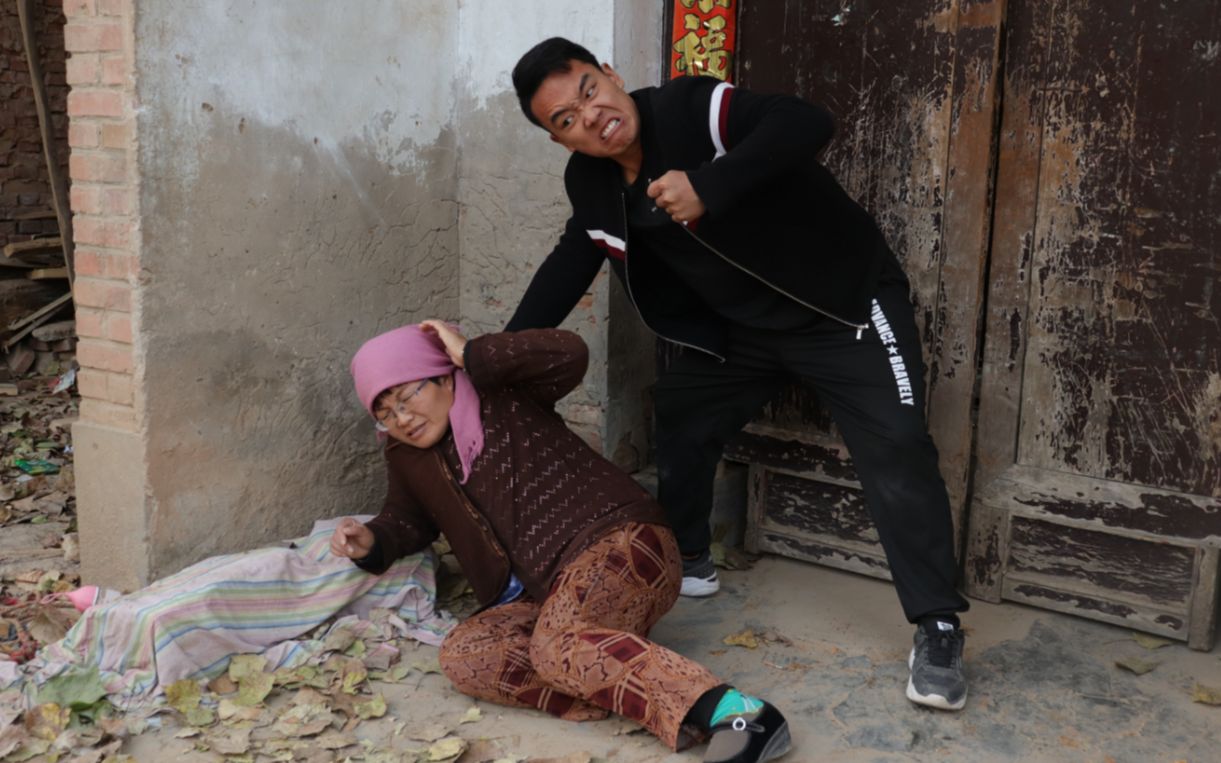 母亲重男轻女,女儿赌气离家出走,5年后家门口停一辆豪车