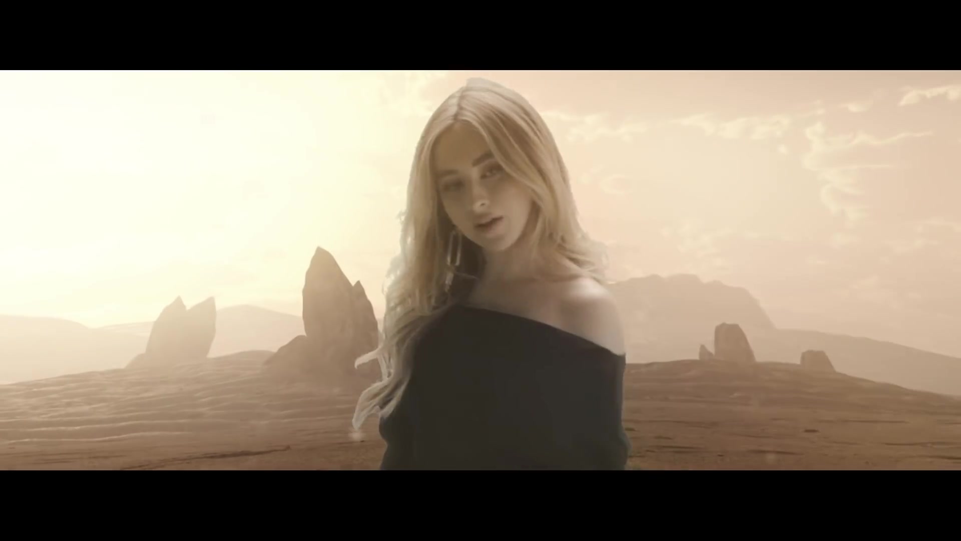 [图]【第二版MV】Alan Walker & Sabrina Carpenter & Farruko - On My Way