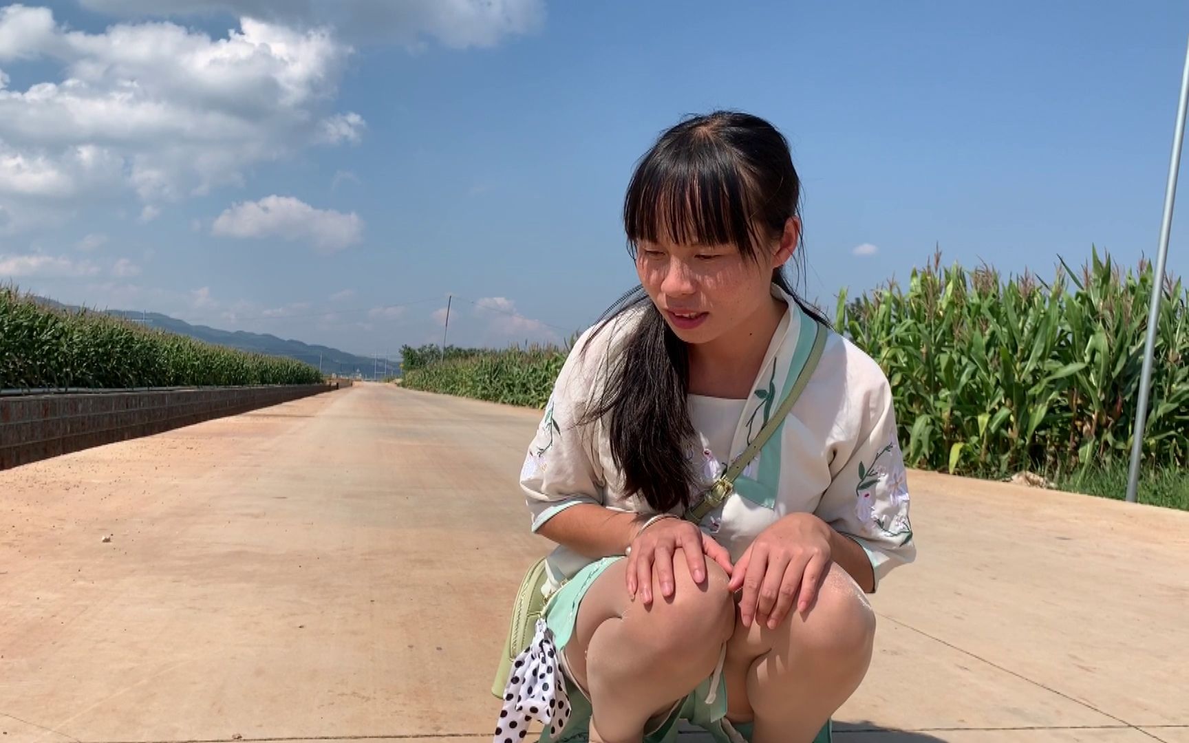 路边意外发现了什么,姑娘蹲下一看,把她吓坏了!