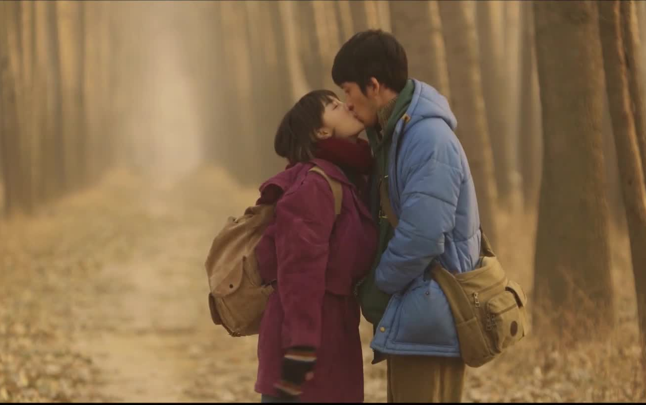 井柏然周冬雨后来的我们kiss