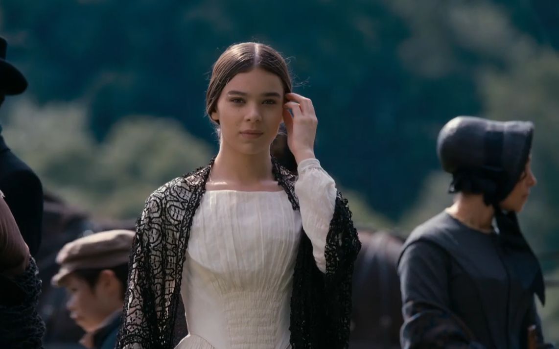 《狄金森》该剧由海莉·斯坦菲尔德主演.