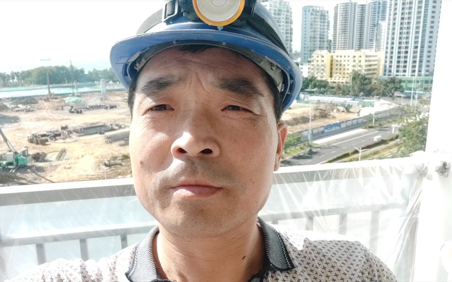 冬日如春,工地大哥向各位问好,三亚是个好地方,值得看看.