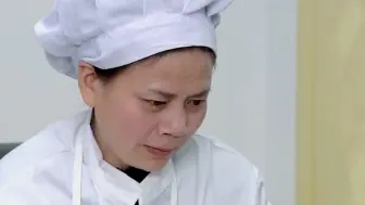 食堂大妈为剩煤气费，将半熟豆角分给学生吃，这下摊上大事了！