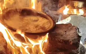 下载视频: 寒冷的夜晚本想吃点beef,没想到却下雨了，只能离开家避雨