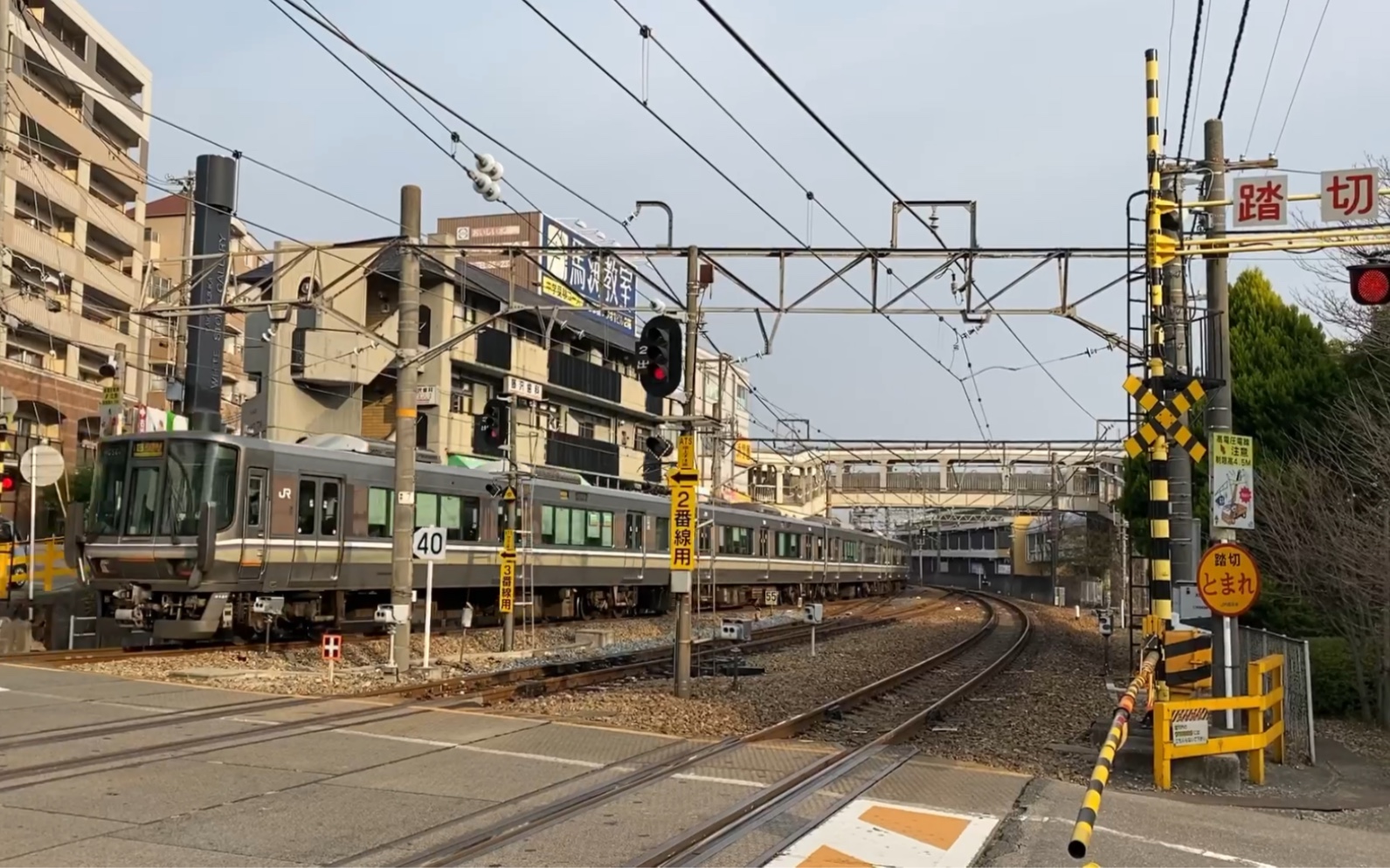 日本铁道jr西日本223系丹波路快速通过宝冢站前踏切路口