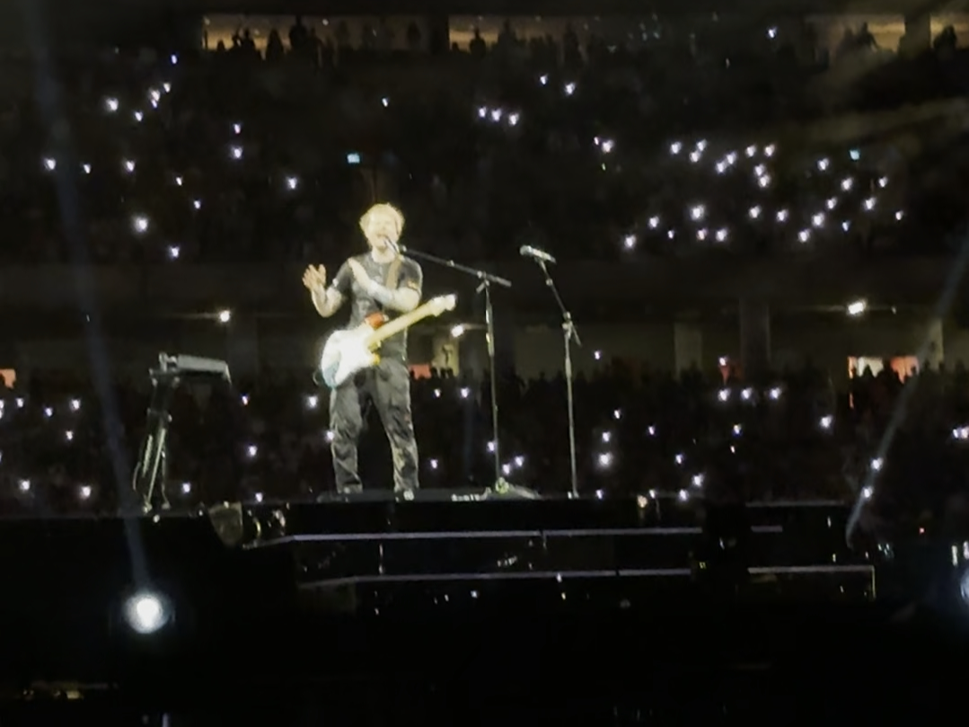 [图]Thinking Out Loud（大合唱之You've been the loudest crowds in this round of the tour!）