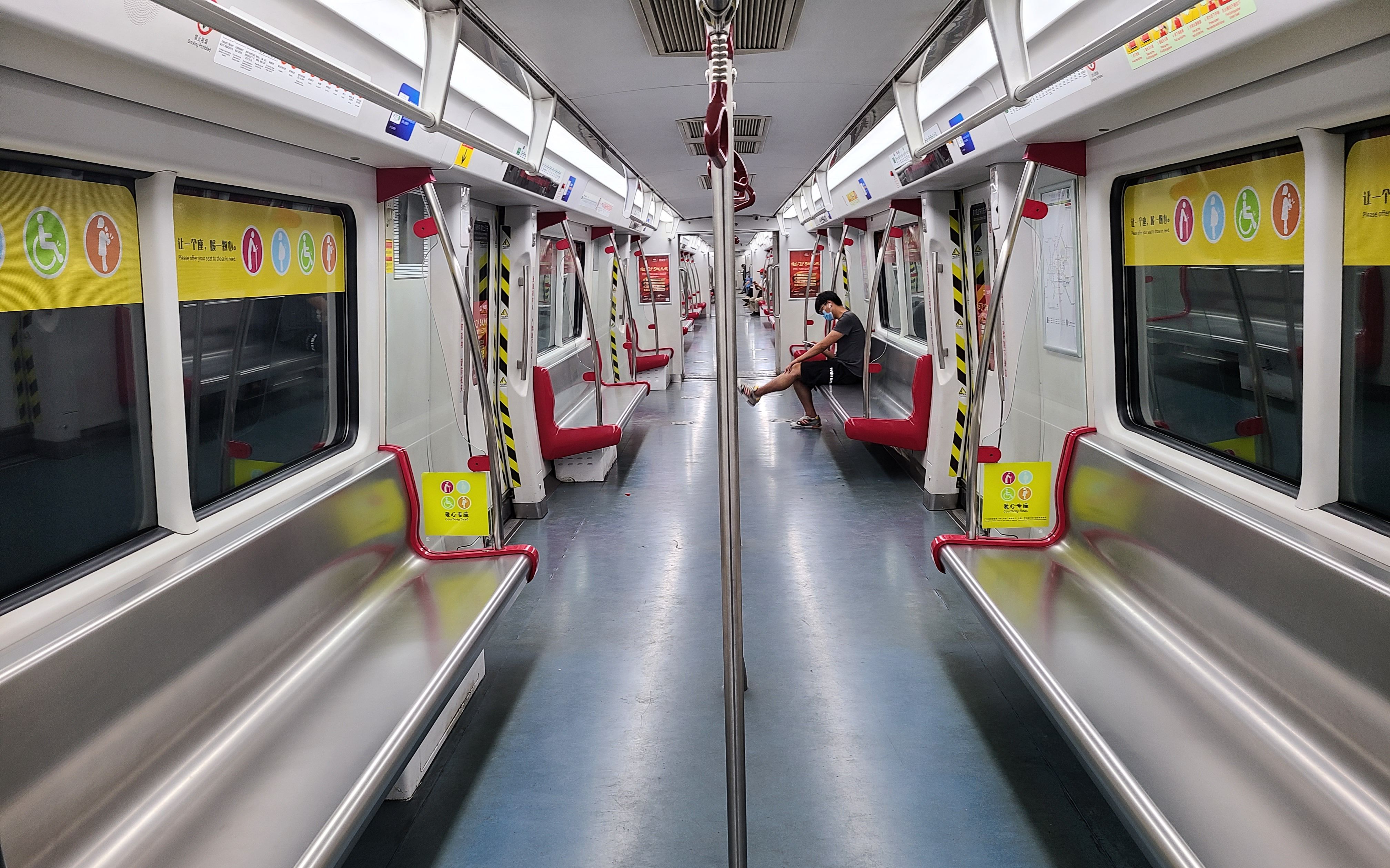 实拍疫情之下的广州地铁,乘车的人寥寥无几,宛如vip包车一般