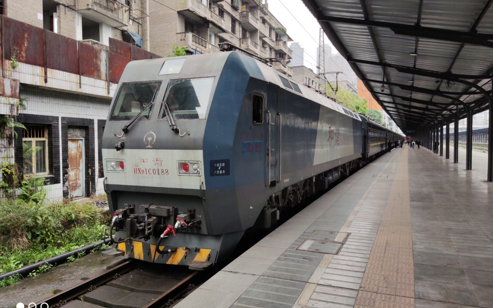 记忆之旅老成渝铁路最后的绿皮车由重庆开往内江的5612次列车重庆站到