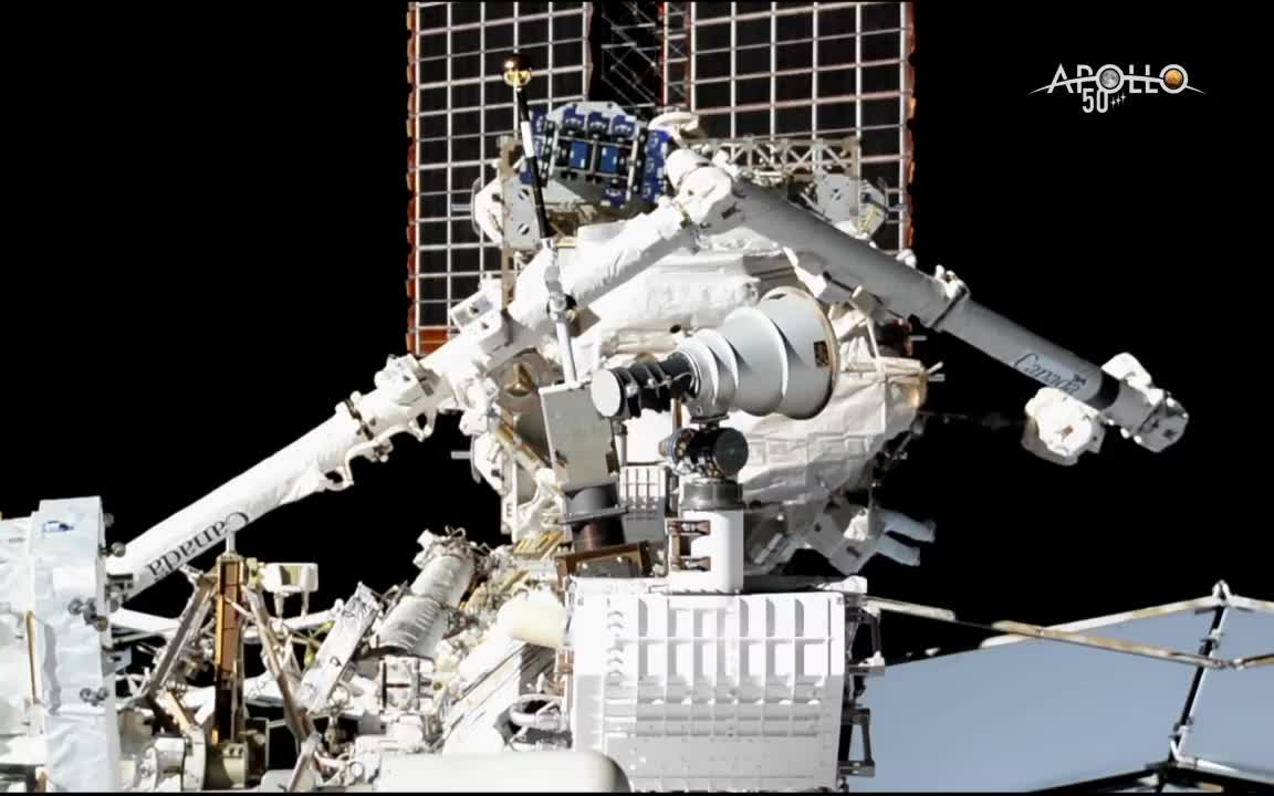 [图]Alpha Magnetic Spectrometer Repair Spacewalk