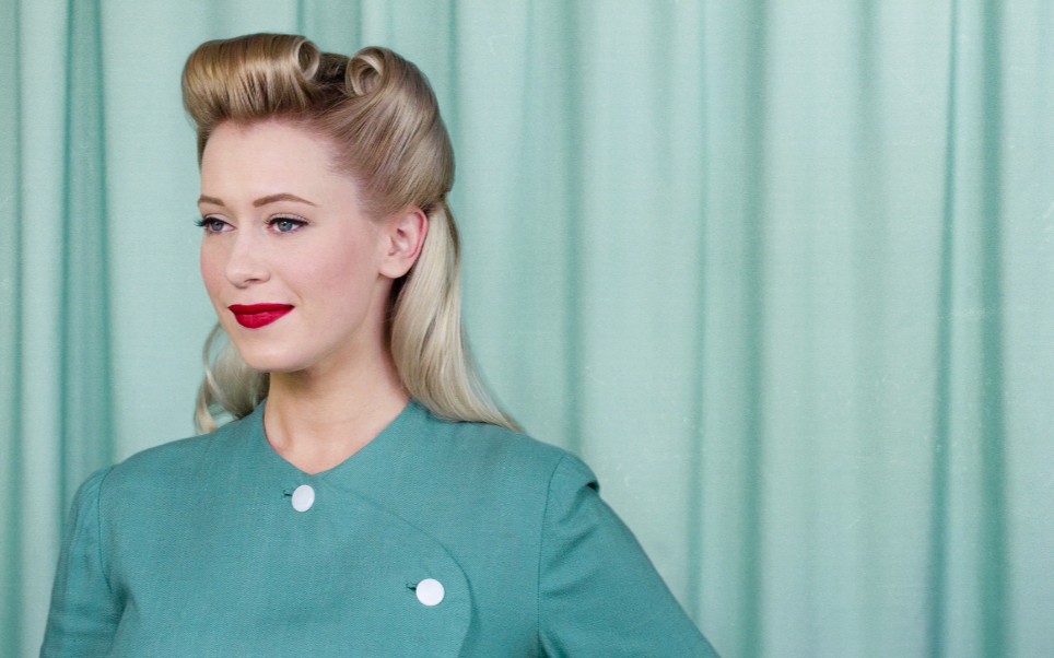 复古1940年代维多利亚式上卷发型教程(卷发器)