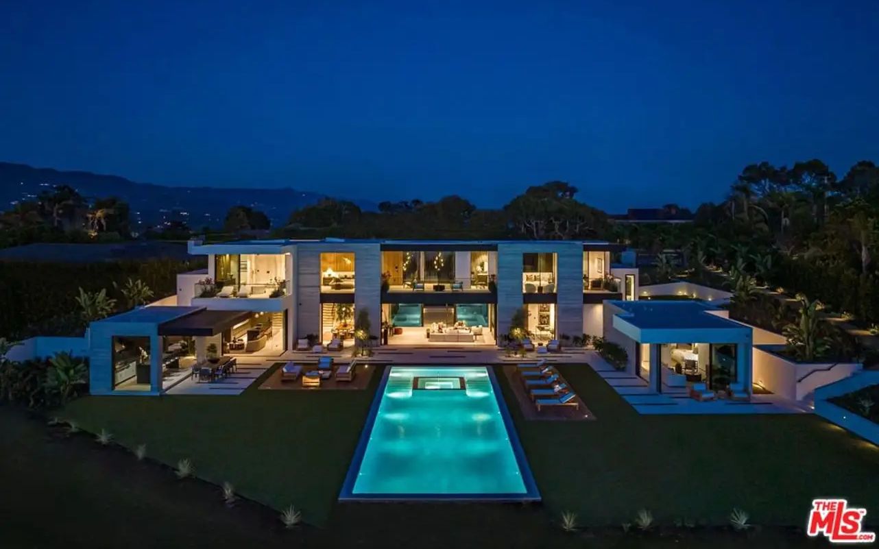 位于加州马里布的一座阳光明媚的现代海景豪宅
