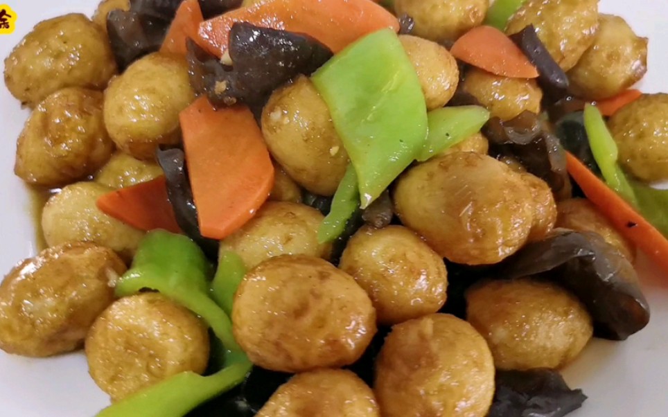 大厨教在家做包席菜"虎皮鹌鹑蛋",颜色枣红咸鲜入味,待客首选