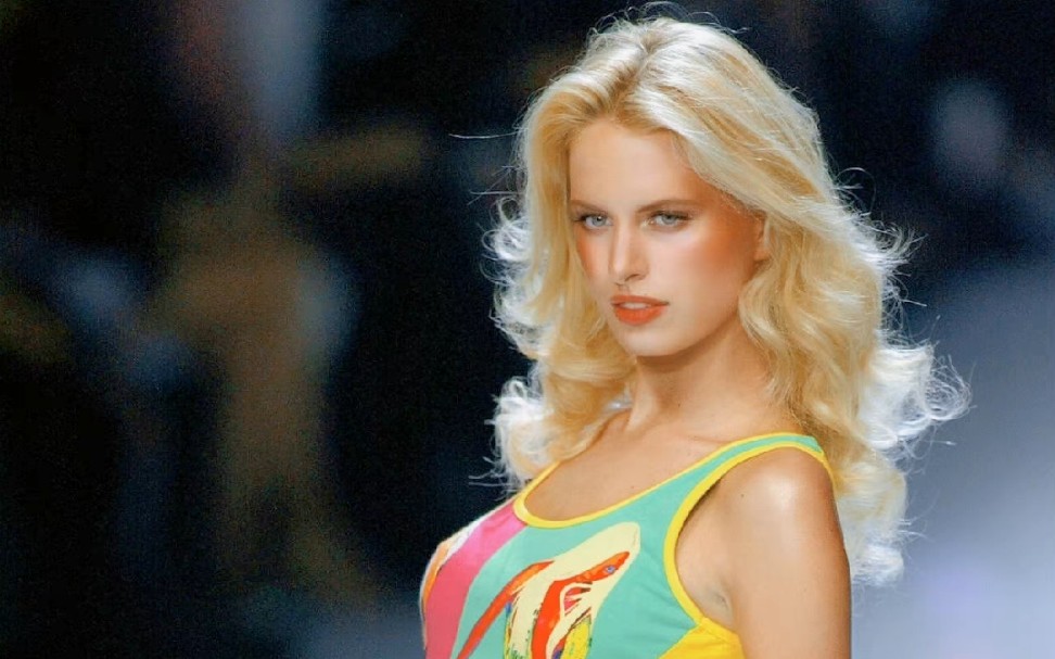 [图]赏心悦目的顶级台步，范思哲秀场上的霸气女神 : Karolina Kurkova ✖ Versace Runway