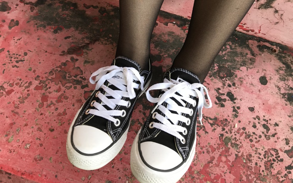 当黑丝配上帆布鞋有多好看