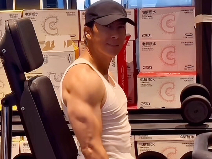 62岁甄子丹重回巅峰!健身房秀肌肉!