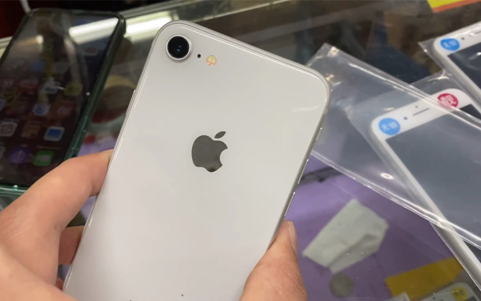 1,蘋果8各網大概2700左右iphone 8 外觀方面還是挺不錯的,搭載的是47