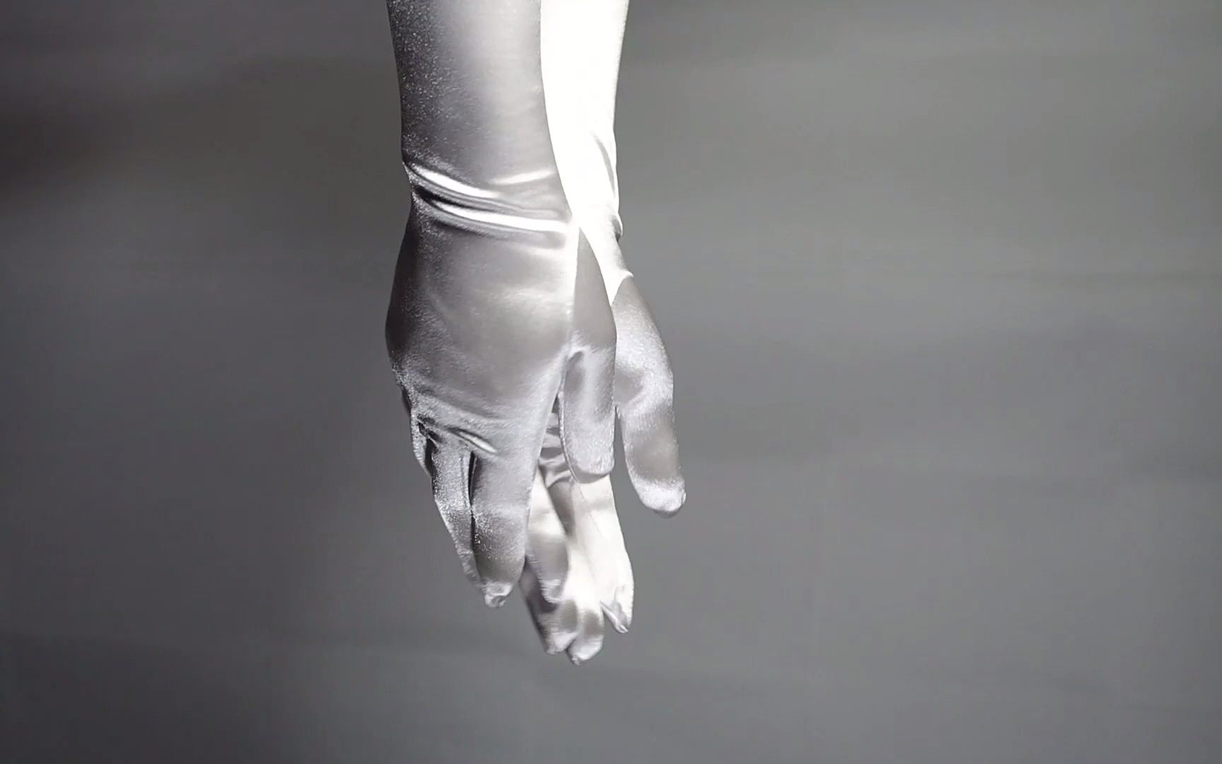 助眠男生穿戴缎面长手套忽略声音