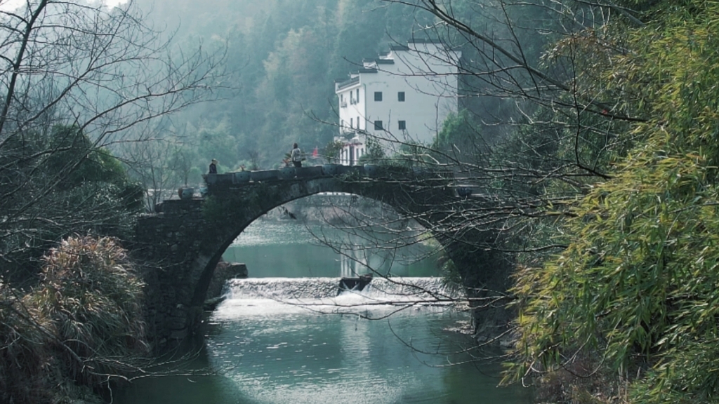 [图]你在桥上看风景，我在风景中看你。