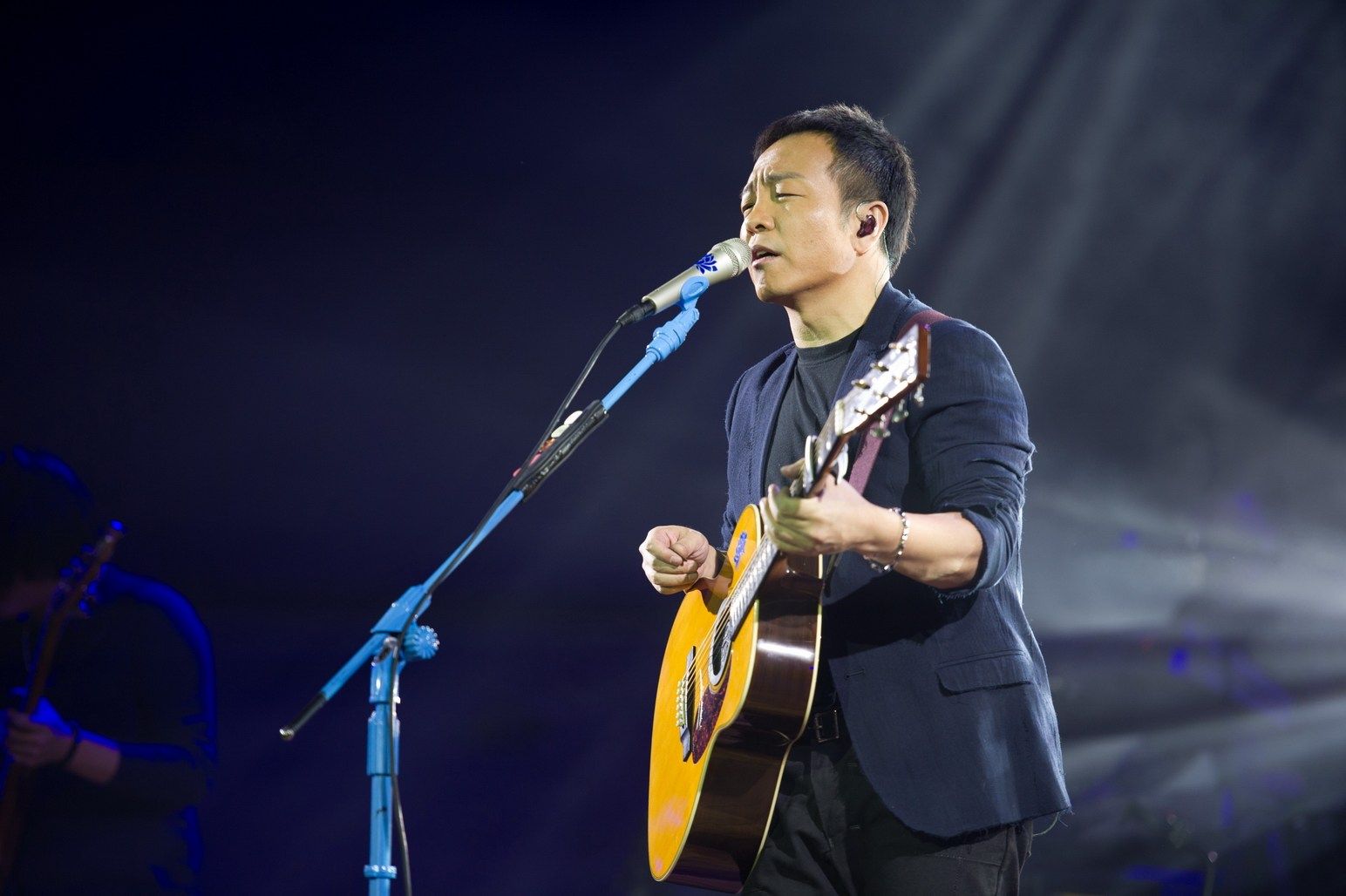 在家客厅大声听《完美生活》许巍 保持纯真,生活不只有物质的丰富