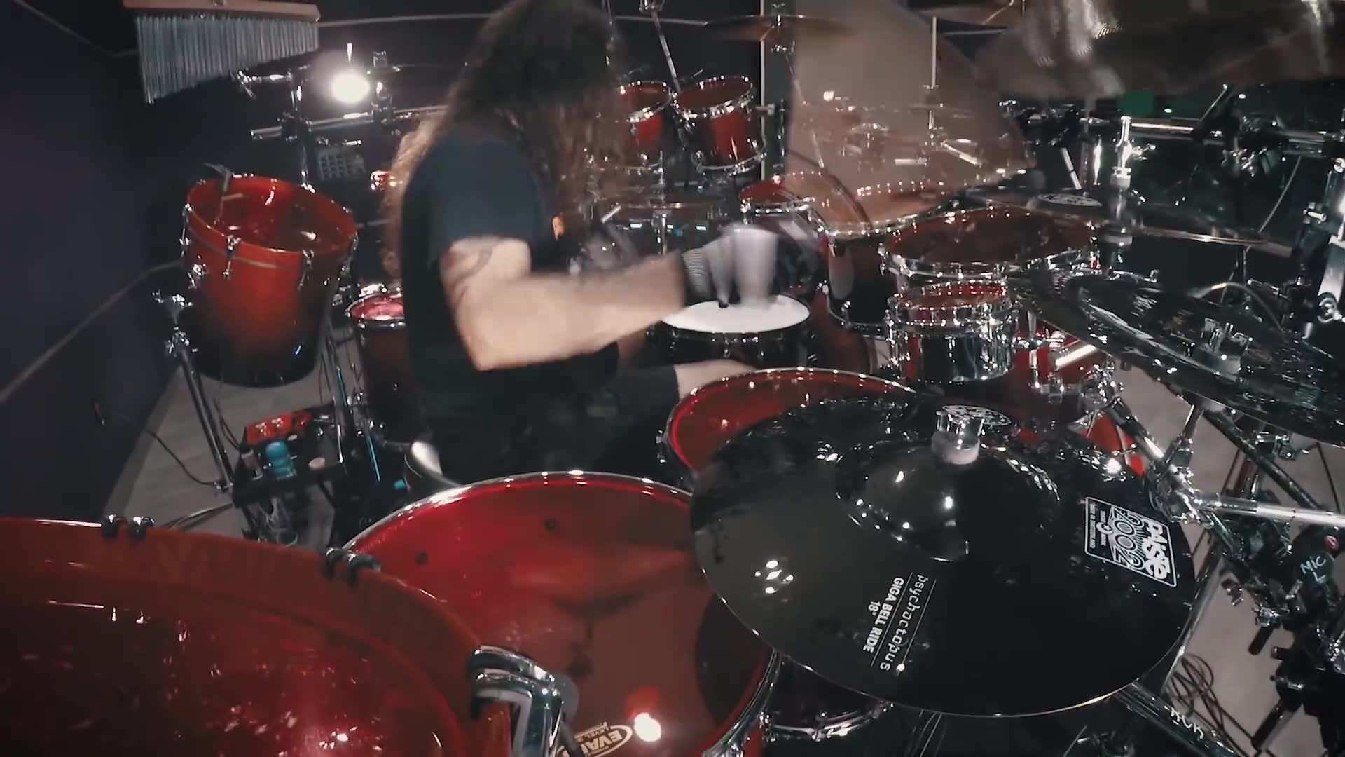 [图]《架子鼓》 Aquiles Priester playing Through the Fire and Flames