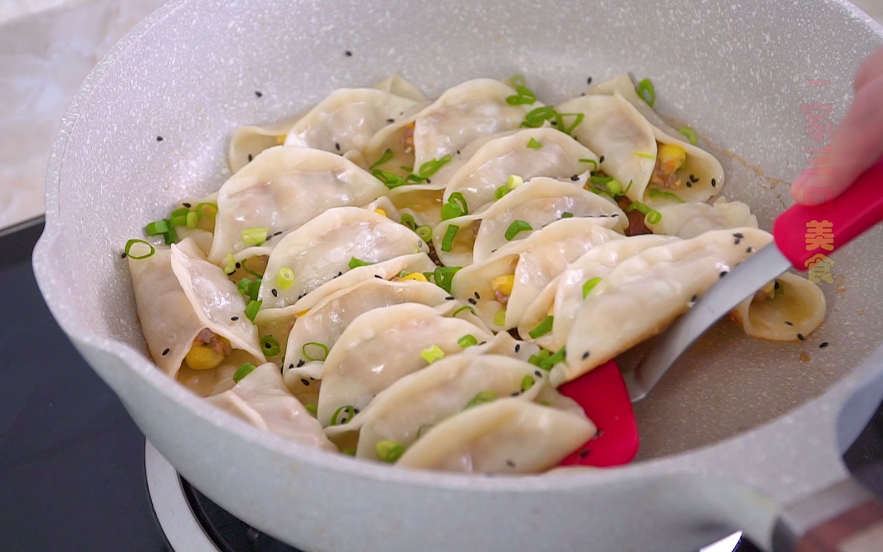 今天我做了鲜肉锅贴咸香酥脆简单美味