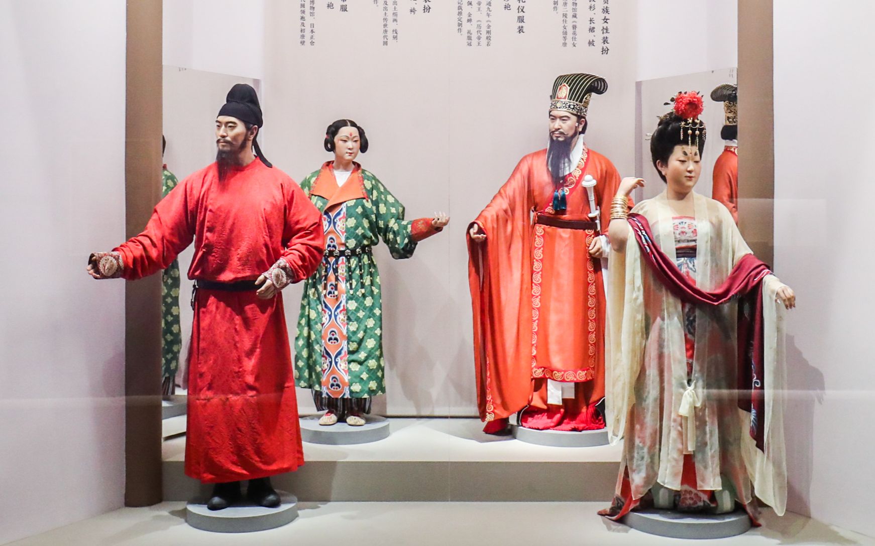 参观国家博物馆的中国古代服饰文化展
