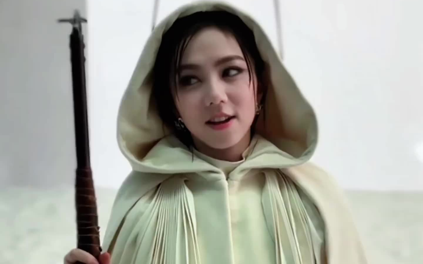 邓紫棋吊威亚拍摄花絮!