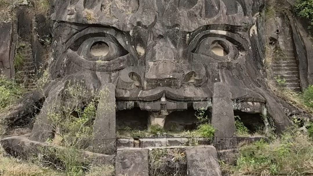 丰都鬼王石刻,整个山体上雕刻,30层楼高,如今荒废得只有一个老奶奶