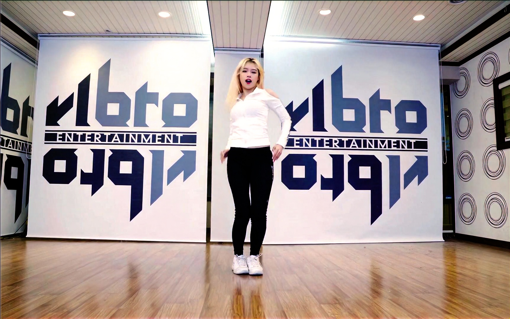 【姐姐有点撩】韩国美女miso翻跳金请夏新歌roller coaster