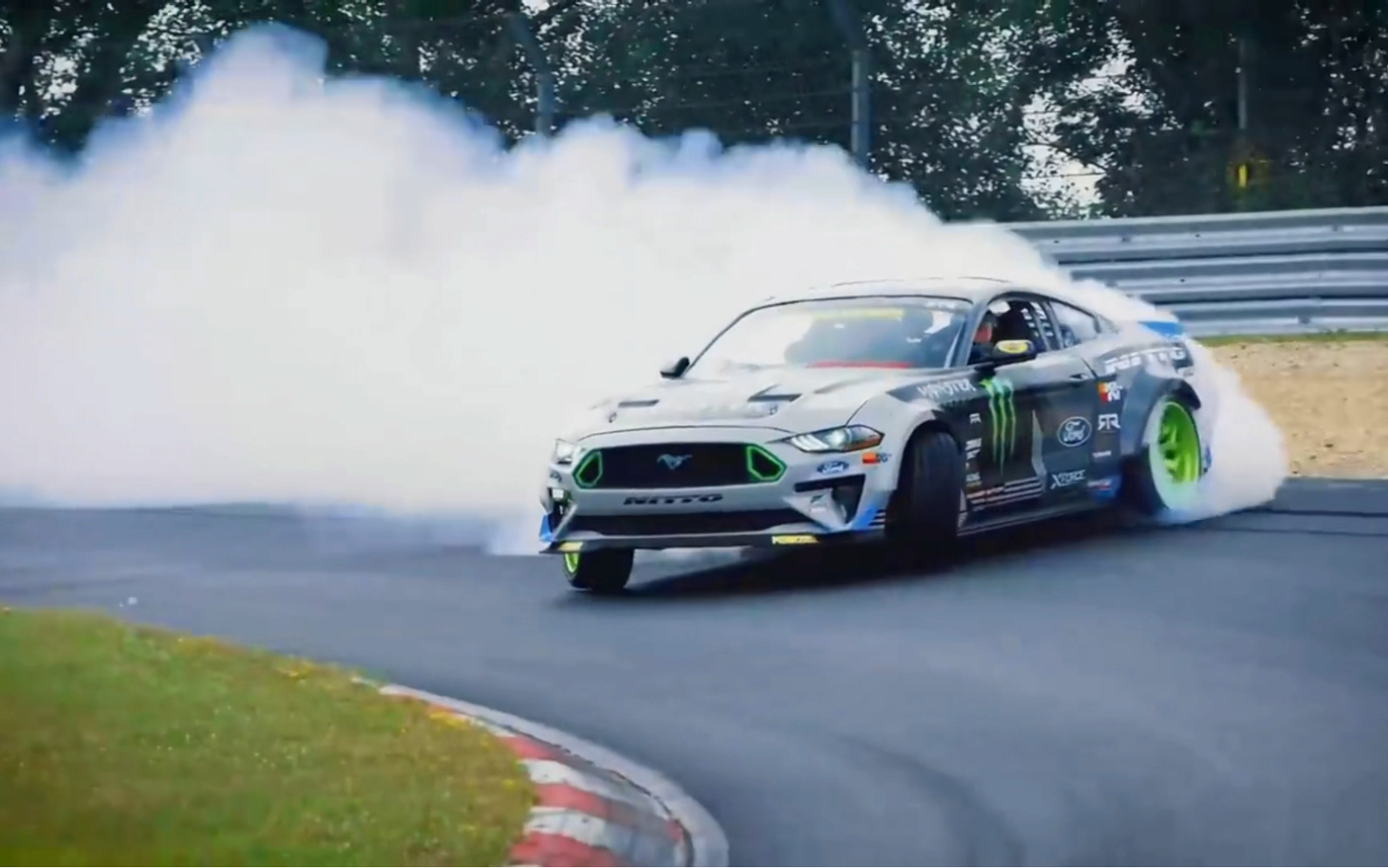 福特野马在纽伯格林的漂移表演
