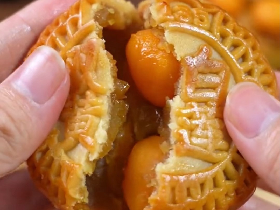 这双蛋黄月饼真的香!