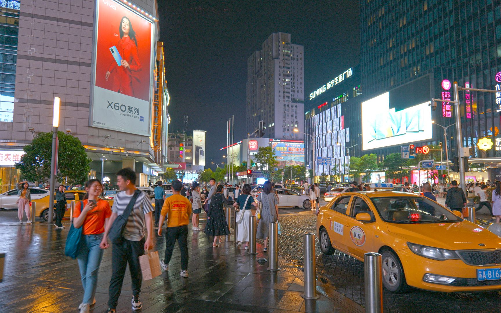 [图]漫步南京城市丨夜晚丨雨后丨新街口丨4K丨中国